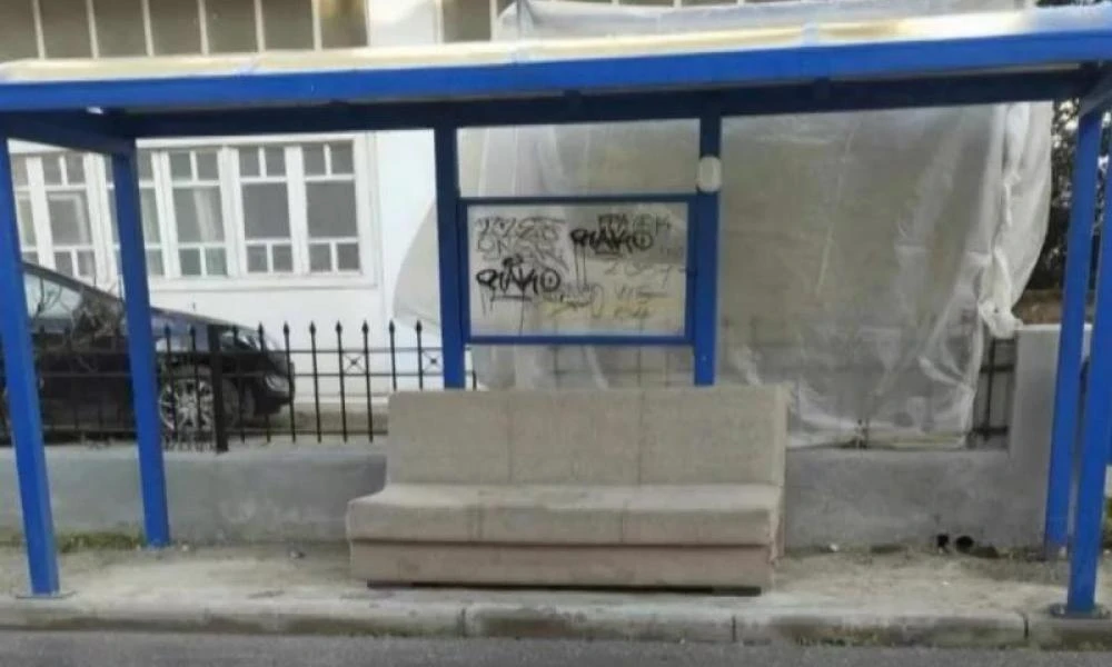 Θεσσαλονίκη: Απίστευτο θέαμα σε στάση λεωφορείου του ΟΑΣΘ- Αντικατέστησε παγκάκι με... καναπέ! (Βίντεο)